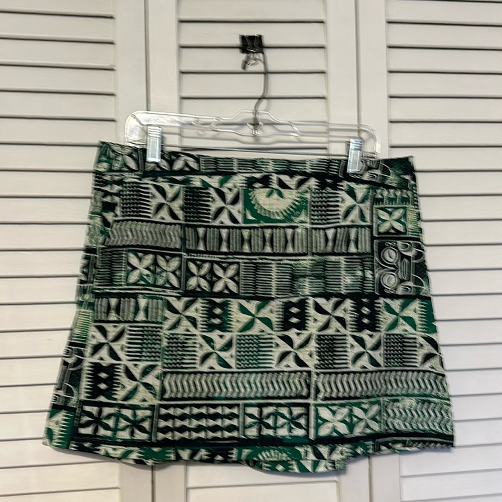 Rip skirt with pockets, size Large, length 1.